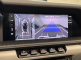 サラウンドビューモニターは、車両周囲のカメラ映像を合成し、上から見たように表示して駐車や安全確認を支援する機能です。