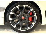 フロントには名門Bremboの4ポッドキャリパーが装備。ドライバーのテンションを高めてくれます。