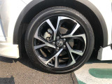 【純正アルミホイール】です!車両デザインに合わせてホイールをデザインしているため、見た目にもカッコイイアルミホイール♪洗車もラクチンで錆びません。