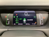 デジタル表示のスピードメーターとタコメーター、燃費やオドメーターなどの表示の他に、ホンダセンシング機能などの表示もできる多機能なマルチインフォメーション・ディスプレイです。