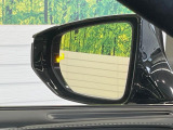 【ブラインドスポットモニター】走行中、ドアミラーの死角になりやすい箇所に後続車が接近するとサイドミラーのレンズに警告を表示!ドライバーに注意喚起をしてくれます。