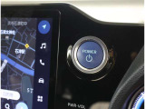 スマートキーを携帯していればキーを取り出さずにドアを施錠&解錠。クルマの始動も可能です。