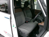 運転席にはシートリフターが付いておりますので、前後のスライドに加えシートの高さも変更出来ます。小柄な女性の方でも運転しやすいポジジョンが取れ、安心して運転できます。