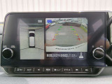 アラウンドビューモニター(全周囲カメラ)搭載!前席の液晶モニターに自車両を情報から撮影したような映像を表示♪車両周囲の状況を把握できるようにし、スムーズな駐車が可能になります!