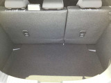 トランクルーム!後ろのシートは片方ずつ倒せます。乗る人や積む荷物に応じてアレンジが可能ですので多彩に使えてとても便利です。