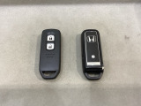 スマートキーを装備しています。鍵を差し込むことなくドアロックの開け閉めと、スタートボタン操作でのエンジンスタートができます。スペアキーも同じものを用意しております。