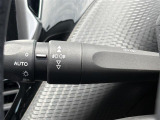 【オートライト(AUTO)】外の明るさをシステムが感知して、自動でヘッドライトが点灯します。ヘッドライトをつけ忘れを防ぐ便利機能です。