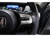 Hondaセンシングの機能のひとつ、アダプティブクルーズコントロール付!アクセルから足を離しても設定したスピードと前車との車間を保ち走行してくれます!車線維持もアシスト☆高速道路で疲労軽減ですね☆