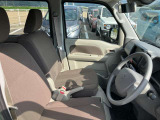 運転席もゆったり座ることができますよ☆