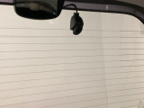 後方にもドライブレコーダーのカメラが付いています。前後両方でお車の周りを監視・記録いたします。