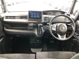 【インパネ全体】手が届きやすく、どなたでも運転しやすいです。シンプルで使いやすい設計になっています!