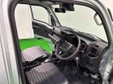 見易い計器類と運転し易いドライビングポジションは、視角も少なく前方&左右の見切りが良く運転し易いクルマです