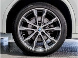 BMWの純正アロイホイールは軽量かつ強度にも優れているホイールで走行性能を引き上げる設計になっております。足元にもBMWは妥協がなくこだわっている個所になります。