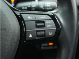 ◆アダプティブクルーズコントロール◆予め設定した車速内でクルマが自動的に加減速。前走車との適切な車間距離を維持しながら追従走行します。【LKAS】車線維持支援システムでステアリング操作を支援。