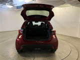 バックドアを上げた状態です。シートのアレンジ次第で荷室のスペースが広くなります!用途に合わせて快適な室内を!