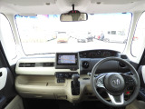 ★視界★運転を気分よく楽しむための工夫のひとつとして、高い剛性をもたせた極細フロントピラーを採用。 前方の死角を減らし、交差点などでの安心感を高める、良好な視界にこだわりました。