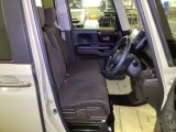 【ベンチシート】運転席と助手席の移動もスムーズ!狭い駐車場での乗り降りや、お子様の乗り降りにも便利です。座席の間にコンソールボックスやドリンクホルダーがないため、車内空間が広く感じます。