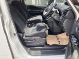 イモビライザー装備。盗難に対する防御性能を高めるために、インテリジェントキーに送信機を内蔵し、あらかじめ登録されているインテリジェントキーを使用しないと、走行可能状態にできないシステムです。