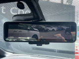 スマート・ルームミラー:車両後方のカメラ映像をミラー面に映し出すので、車内の状況や、天候などに影響されずいつでもクリアな後方視界が得られます。