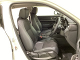 広い足元にゆったり座れるシートには肘掛けも装備しており長距離の運転でも疲れにくくなってます。女性でも運転がしやすいように、シートの高さ調整機能(シートリフター)がついています。