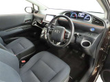 シンプルで使いやすいデザインの運転席です。