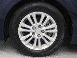 純正アルミホイールは精度が高く、走行の安定性が優れています。タイヤサイズ215/60R16