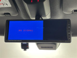 【スマートインナーミラー】車両後方カメラの映像をルームミラーに映すことが出来ます。 そのため、後席に人や荷物があって後方が見えづらい場合でもしっかり視界を確保することが出来ます。