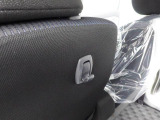 助手席シートバック荷物フック。手荷物をサッとかけたり、