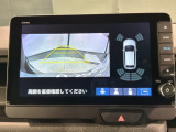 リバースギアに入れるだけで後方の表示へ切り替わります。夜間や雨の日の駐車も楽になりますよ。