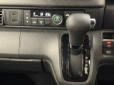 CVT車のセレクトレバーです。低速から高速まで、変速ショックのないスムーズな走りと、エンジン効率のよい領域を維持して燃費にも貢献します。