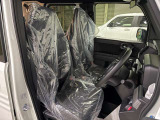 運転席は長時間でも疲れにくい厚めのシートになります。