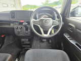 【運転席インテリアデザイン】左右対称のインテリアデザインでドライバーを包み込み運転に集中できるように設計されています。