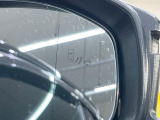 【ブラインドスポットモニター】走行中、ドアミラーの死角になりやすい箇所に後続車が接近するとサイドミラーのレンズに警告を表示!ドライバーに注意喚起をしてくれます。