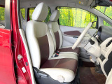 運転席シート廻りは使用感も少なく、良好な状態となっています。前オーナー様が丁寧に使っていたことがよくわかりますね。