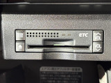 【ETC】有料道路を利用する際に料金所で停止することなく通過できる、ETC車載器(ノンストップ自動料金収受システム機器)が装備されています。セットアップを行うことで利用可能になります。