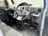 運転席の足元もゆったりとお乗りいただけます。