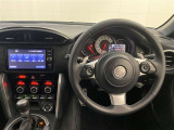 本革巻きステアリングホイールやアルミペダルを装備。ドライバーを中心としたスポーティなインテリアです。