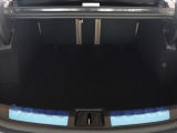 荷室も広々しており、電動テールゲート装備で開閉も楽に行えます。