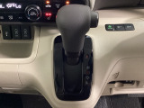 CVT車のセレクトレバーです。低速から高速まで、変速ショックのないスムーズな走りを実現するとともに、エンジン効率のよい領域を維持することで燃費にも貢献します。