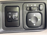 【電動格納ミラー】サイドミラーは電動格納式となっており、狭い駐車場でもキズがつくリスクを抑えられます。