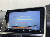 後方の見える安心をお届けするバックガイドモニター付:バックするときのアシストラインもあって楽々バック!車庫入れや縦列駐車をサポートし、苦手な駐車も安心です!今やもう手放せない装備ですネ♪