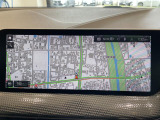 BMWのナビゲーションは操作性も良く、詳細な地図情報と交通状況を見やすく表示し、快適なドライビングをサポートしながら目的地までナビゲートします。