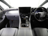 上質で落ち着いた印象のインパネ。視界も広々で運転しやすいです。