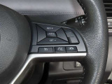 【ステアリングスイッチ】運転中に視線を前に向けたまま画面の操作できます。