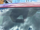 【エマージェンシーブレーキ】衝突回避支援システムで、前方の状況を監視し、車両や歩行者との衝突回避・衝突による被害軽減を支援してくれる装備です!