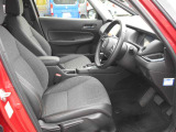 体が沈み込まないちょうどいい固さのシートなので、長時間の運転も疲れづらいんですよ♪足元もすっきりと広いです!