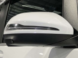 ウィンカー内蔵ドアミラーを開発したのは『メルセデス・ベンツ』です。他車からの視認性が高まり、事故の可能性を低減させています。更に、点灯部分はドライバーの視界に入らないように設計されています。