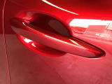 スマートキーを所持している状態でロックボタンを押すと、車両すべてのドアの解錠や施錠を行うことが出来ます。