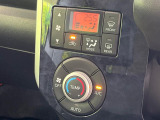 【オートエアコン】一度お好みの温度に設定すれば、車内の温度を検知し風量や温度を自動で調整。暑い&hellip;寒い&hellip;と何度もスイッチ操作をする必要はありません。快適な車内空間には必須の機能ですね♪
