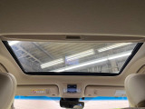 【サンルーフ】開放感たっぷりの希少装備、サンルーフが装着されています!車内に明かりを取り入れたり景色を楽しむ以外にも、車内の空気も簡単に換気できて快適です!